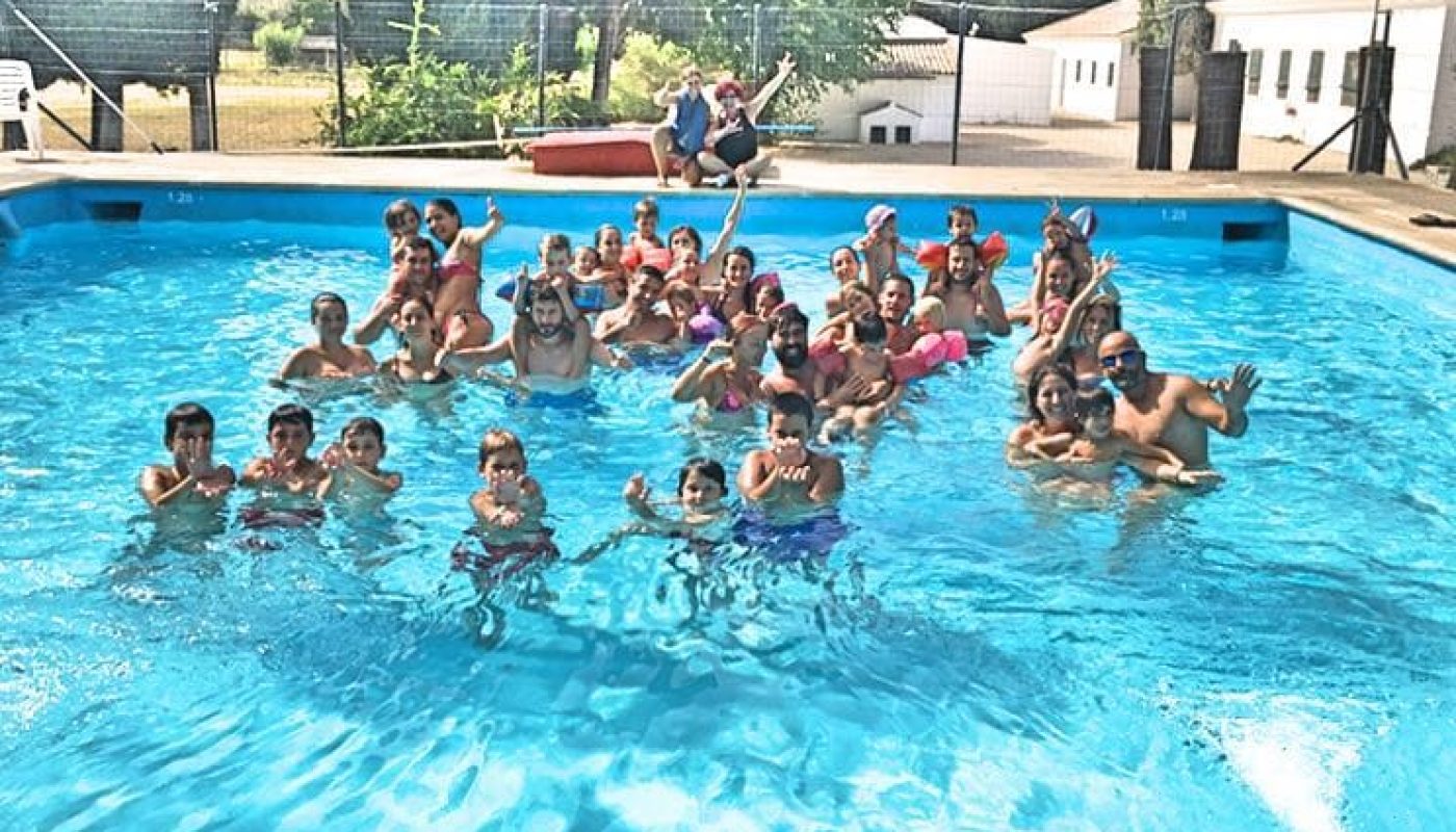 Familias en piscina