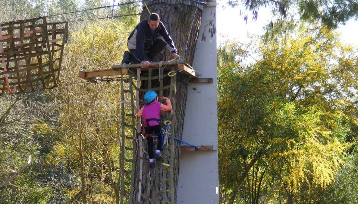 Niño subiendo al Puente, con padre esperando