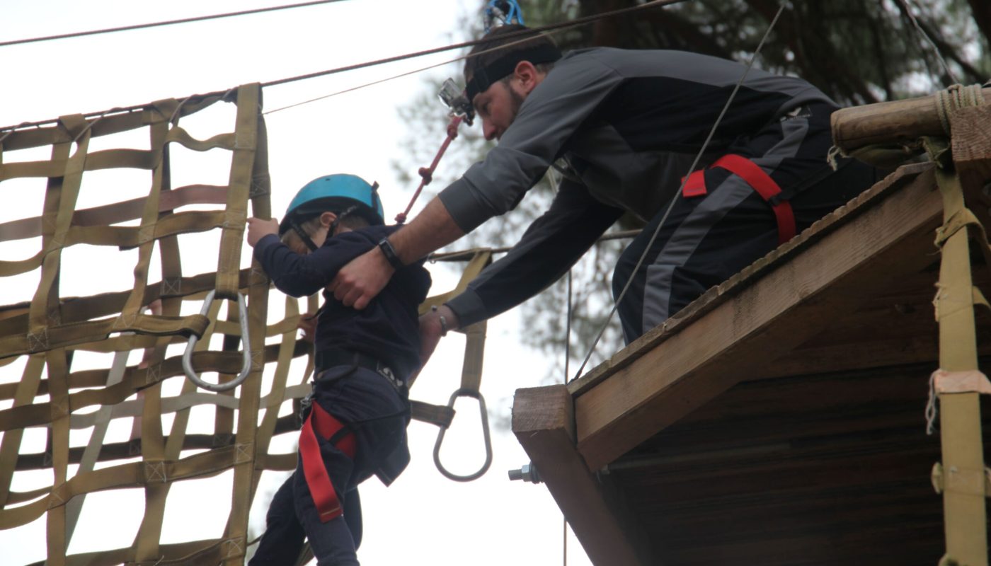 Padre ayudando niño-Puente Tib.